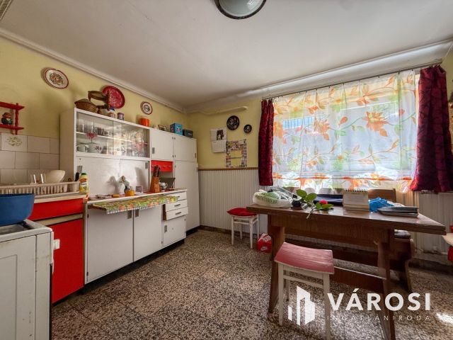 Belváros közelében felújítandó családi ház eladó!