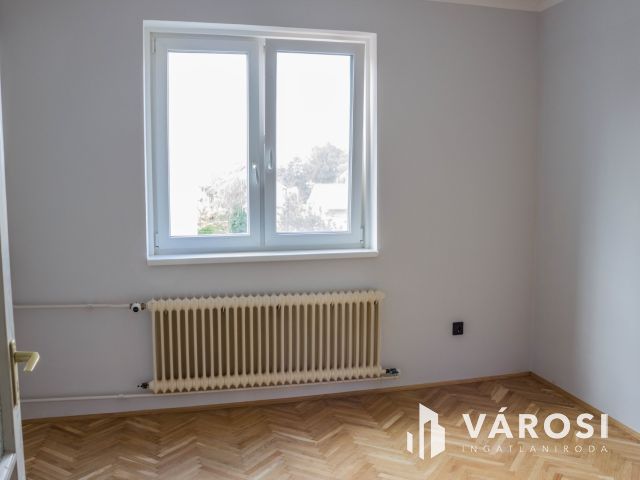 Bútorozatlan, felújított, kiváló közlekedéssel