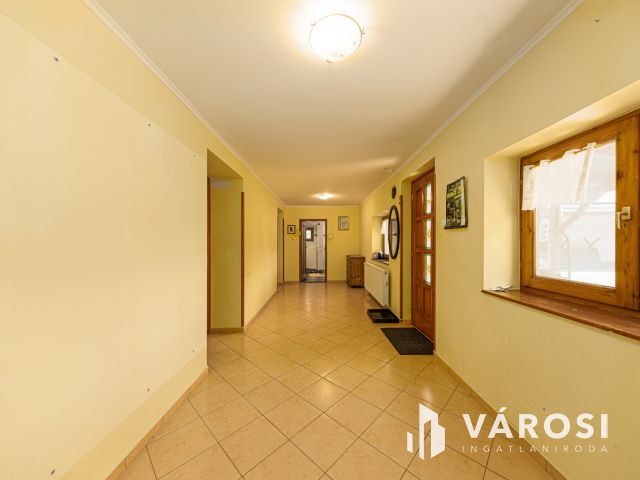 Teljesen önellátó tanya két lakóépülettel
