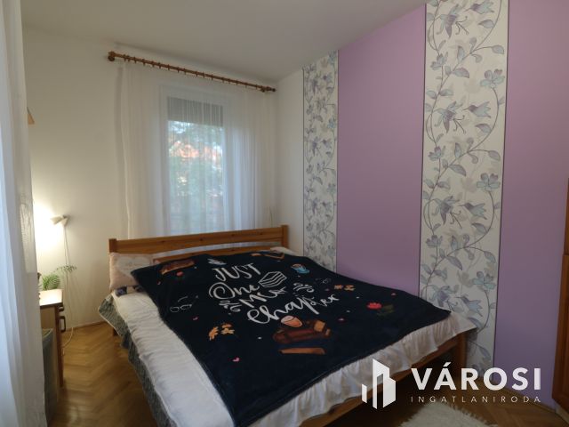Nappali + 3 szoba, csendes, nyugodt lakókörnyezetben.