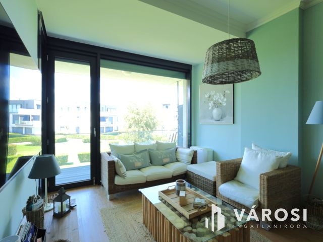 Balaton "egy ugrásra az erkélyről"