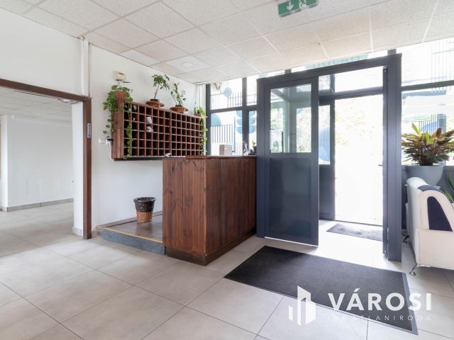 Fáy utcai irodaépületben földszinti, 16 m2-es iroda kiadó