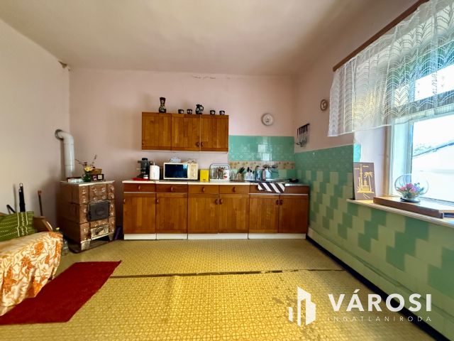 Kazáron 3 szobás, felújítandó családi ház eladó!